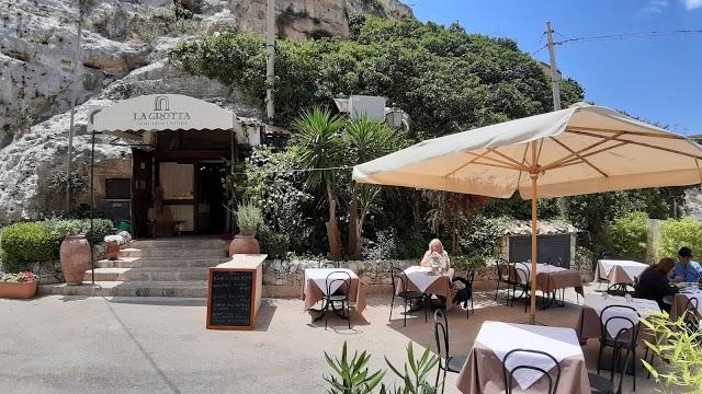 La Grotta, Traditional cuisine and pizzeria