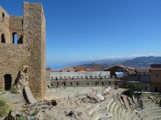 Teatro Pietra Rosa a Pollina